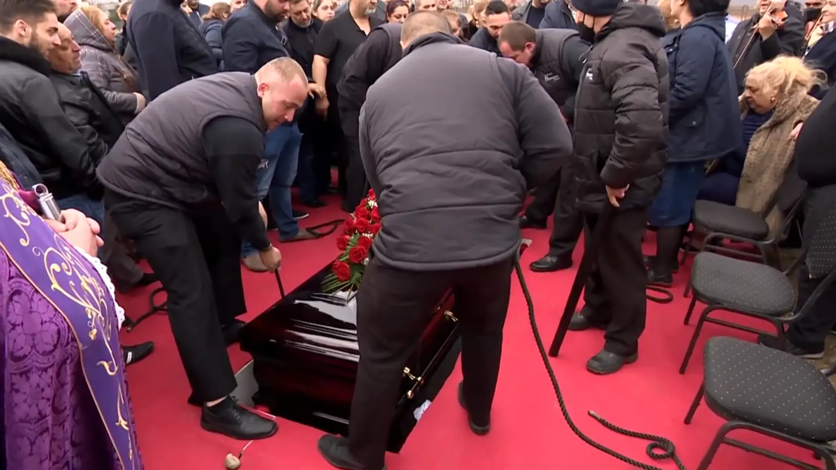 Pri spúšťaní truhly do hrobu zvykne hrať cigánska kapela pieseň "Načo pôjdem domov...?" Výnimkou nebol ani pohreb Jenda.