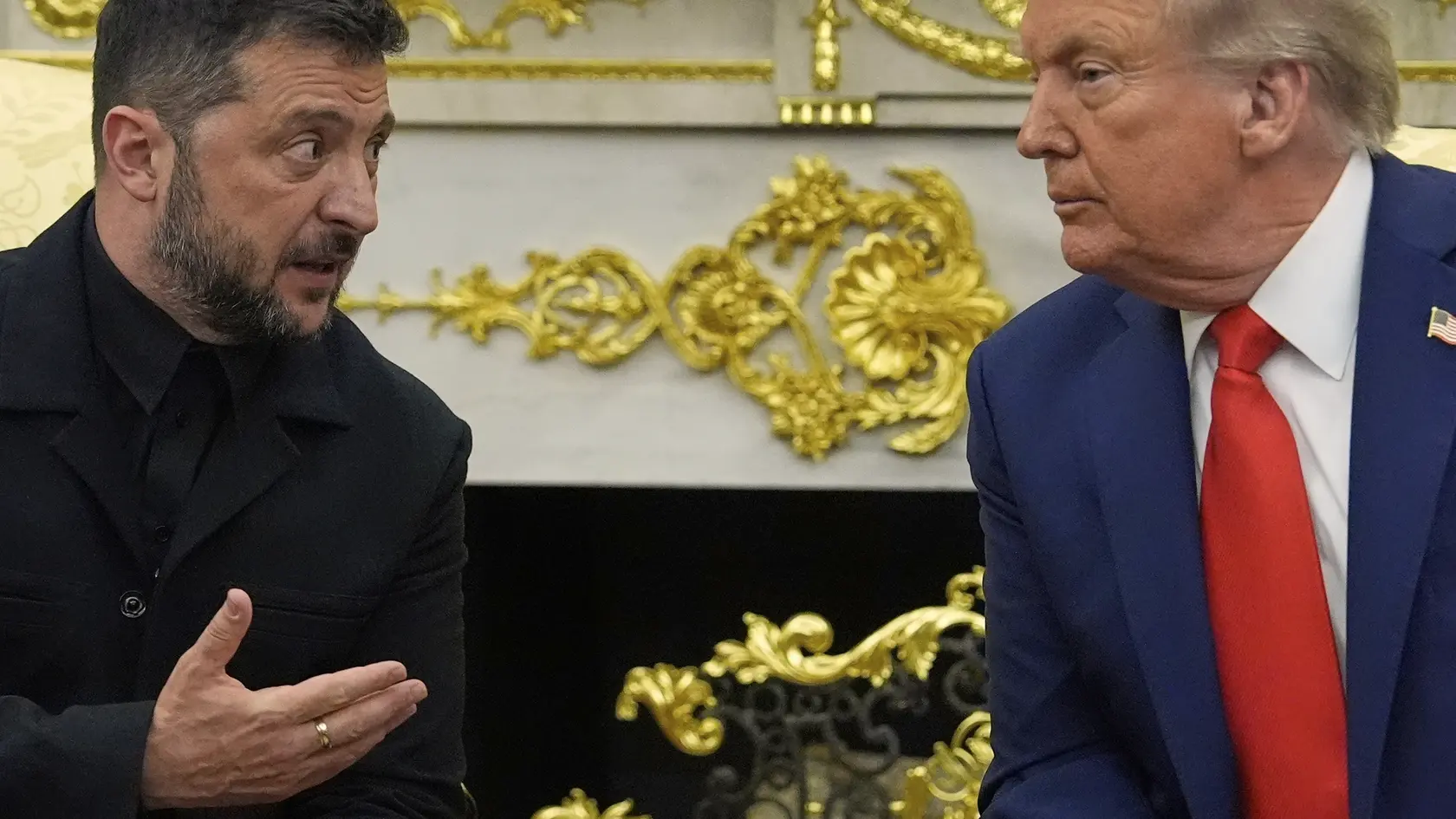 Americký prezident Donald Trump (vpravo) a ukrajinský prezident Volodymyr Zelenskyj počas stretnutia v Oválnej pracovni Bieleho domu vo Washingtone v pondelok 18. augusta 2025.