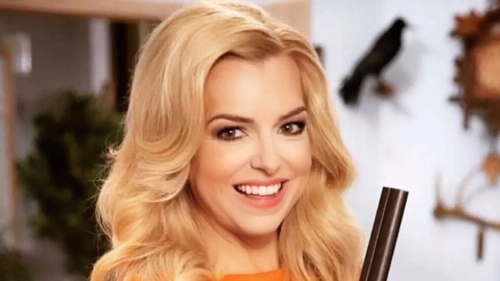 Zlatica Puškárová so zbraňou.