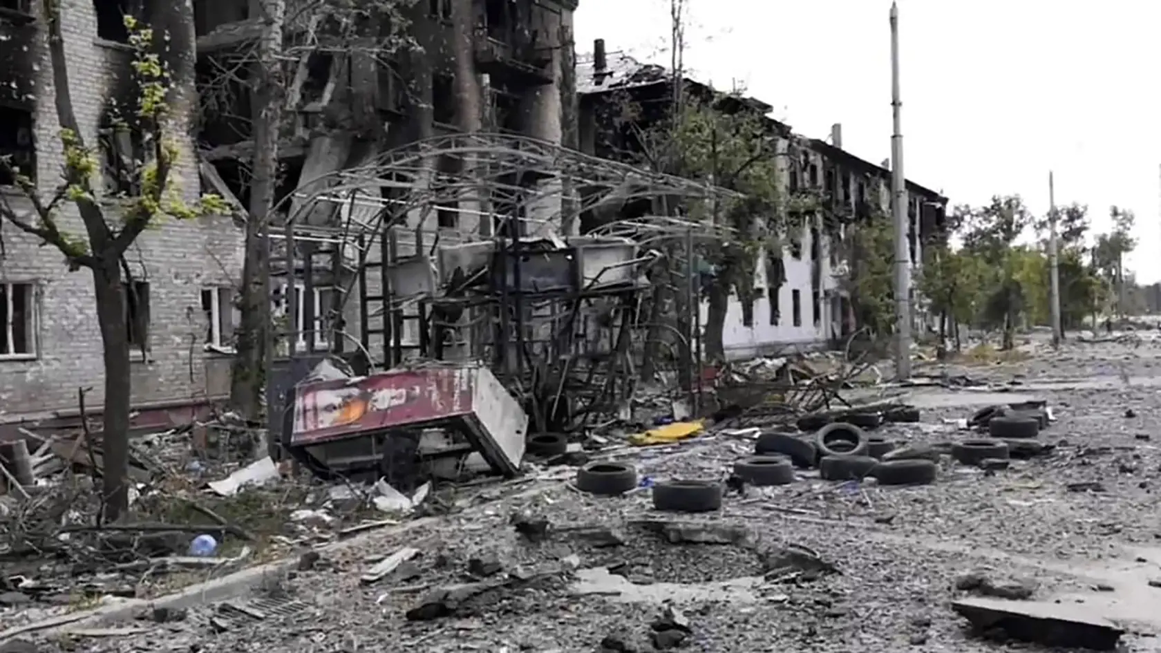 PK 17 Lysyčansk - Na snímke poškodené obytné budovy v meste Lysyčansk v Luhanskej oblasti na východe Ukrajiny 3. júla 2022. Proruskí separatisti v sobotu oznámili, že "kompletne" obkľúčili mesto Lysyčansk. FOTO TASR/AP

In this photo provided by the Luhansk region military administration, damaged residential buildings are seen in Lysychansk, Luhansk region, Ukraine, early Sunday, July 3, 2022. Russian forces pounded the city of Lysychansk and its surroundings in an all-out attempt to seize the l