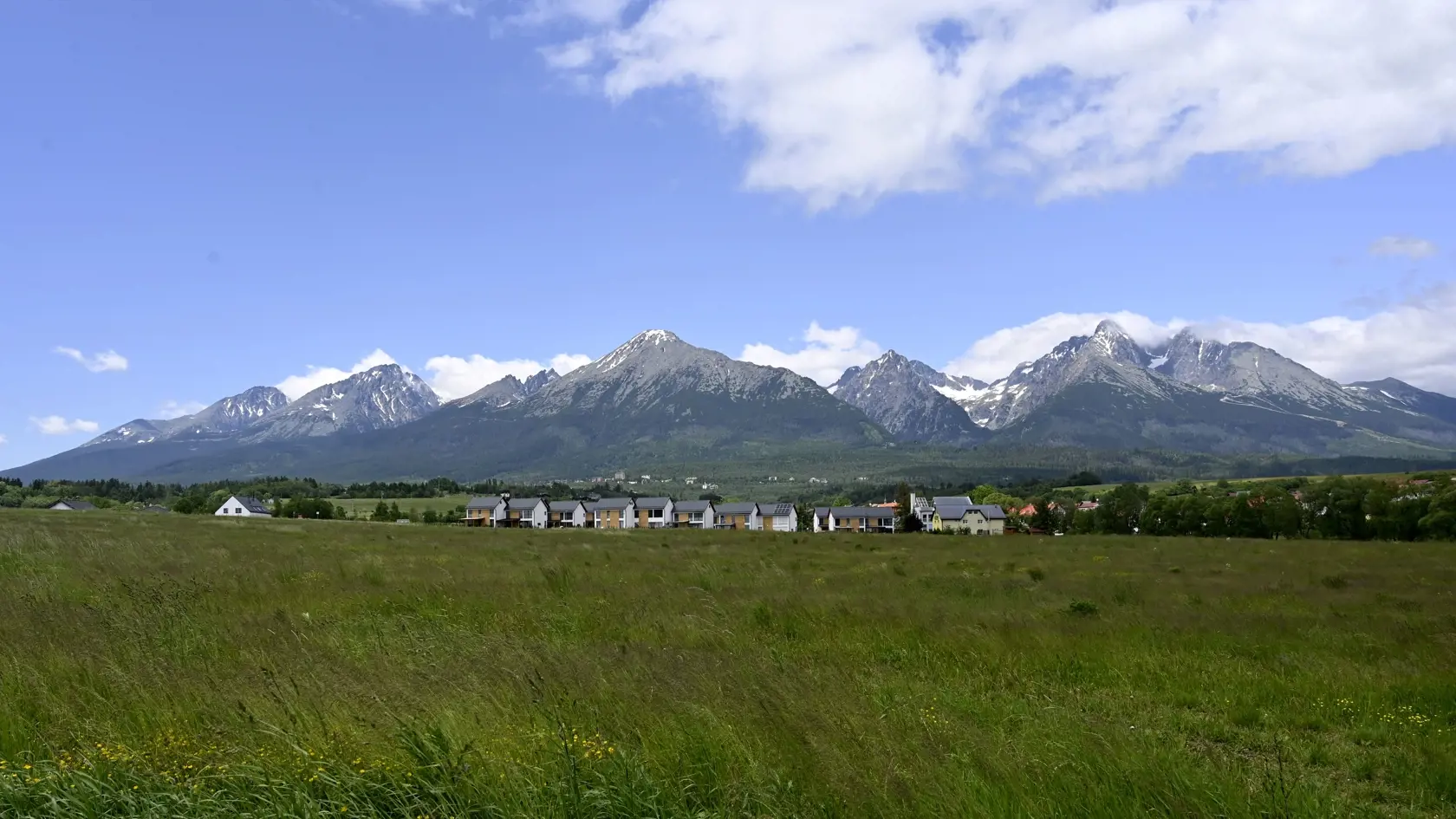 Na snímke pohľad na Vysoké Tatry pri obci Nová Lesná v okrese Poprad 12. júna 2023. FOTO TASR - Roman Hanc