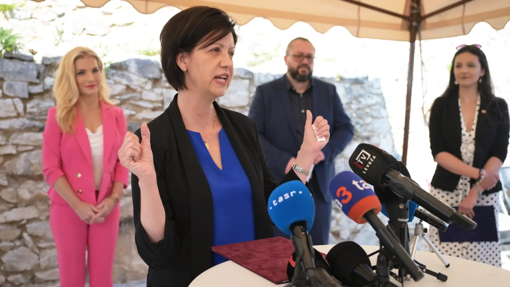 Na snímke zľava ministerka kultúry SR Martina Šimkovičová (nominantka SNS) a generálna riaditeľka Slovenského národného múzea (SNM) Andrea Predajňová počas tlačovej konferencie na Spišskom hrade na tému záchrana Románskeho paláca na Spišskom hrade v stredu 4. júna 2025. FOTO TASR – František Iván