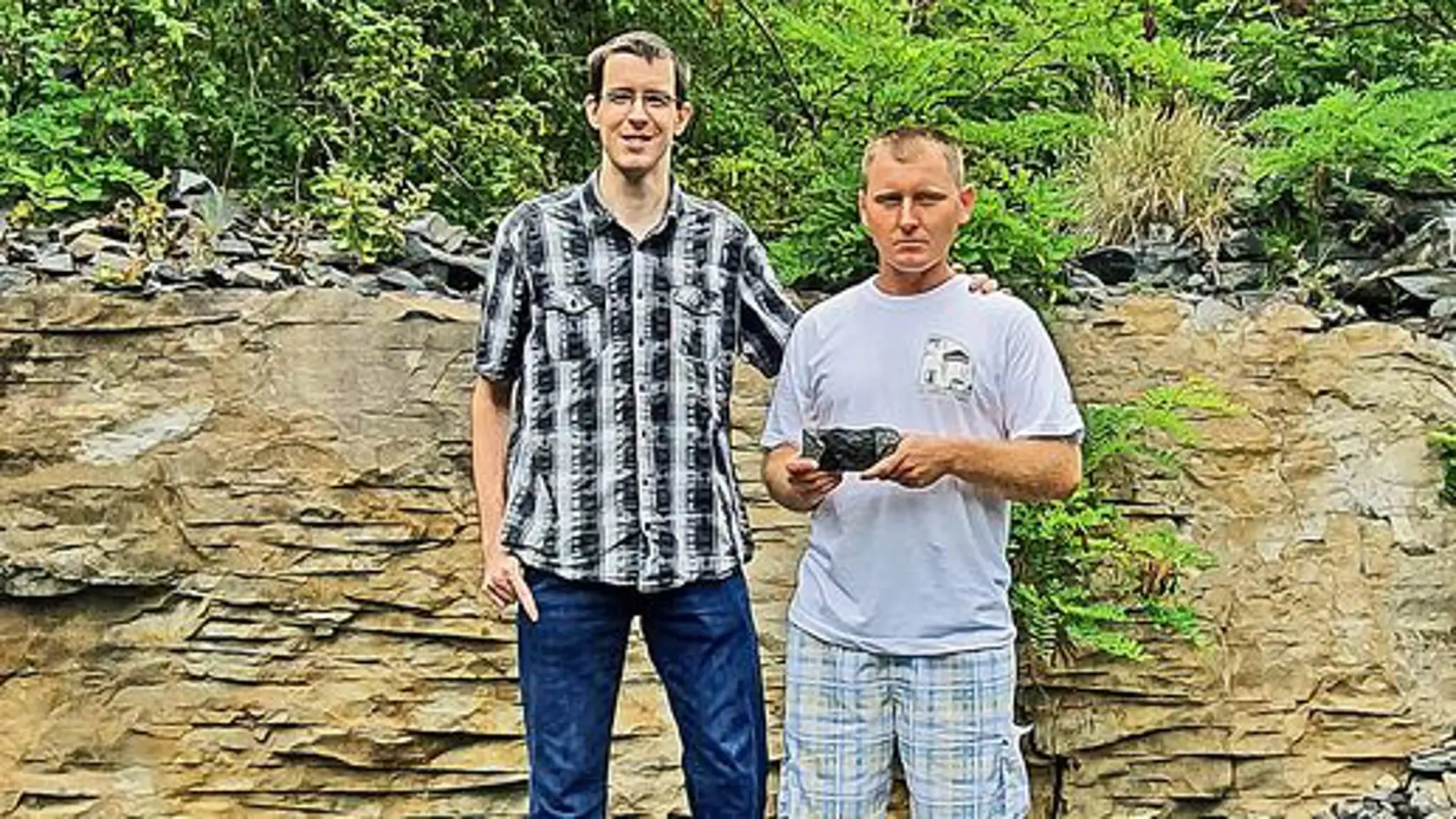 Amatérsky mineralóg Ladislav (vpravo, 39) našiel zafír s kamarátom, doktorandom Štefanom (28). 