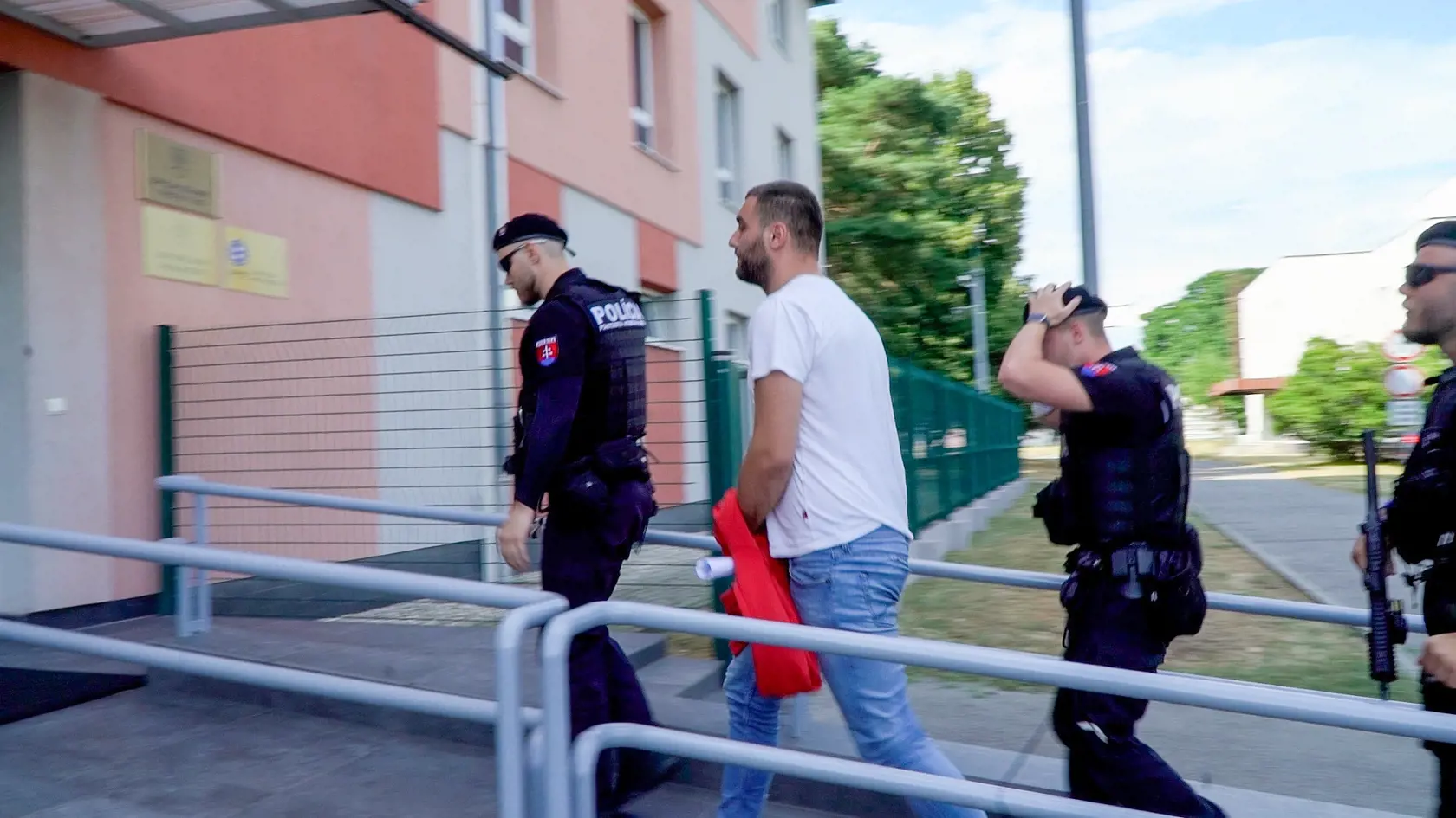 Obvinený muž, ktorý mal zaslať opakovane výhražné správy vrcholným bezpečnostným orgánom Slovenskej republiky.