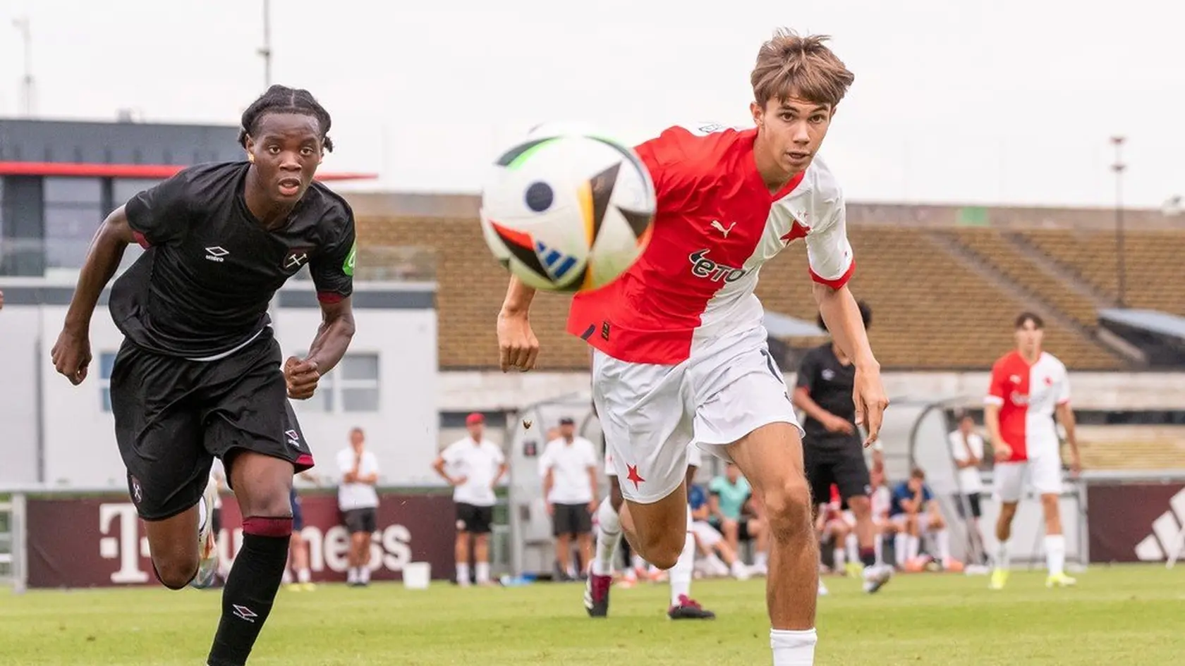Syn našej futbalovej legendy Szilárda Németha, Lucas Benjamin (vpravo) bude po pôsobení v pražskej Slavii pokračovať v kariére v akadémii MŠK Žilina.