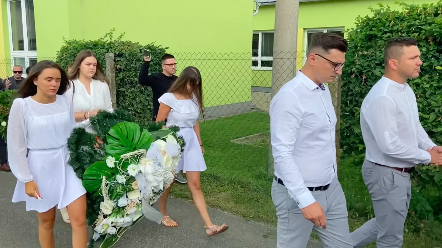 Členky Dievčenského tria niesli obrovské srdce z kvetov.