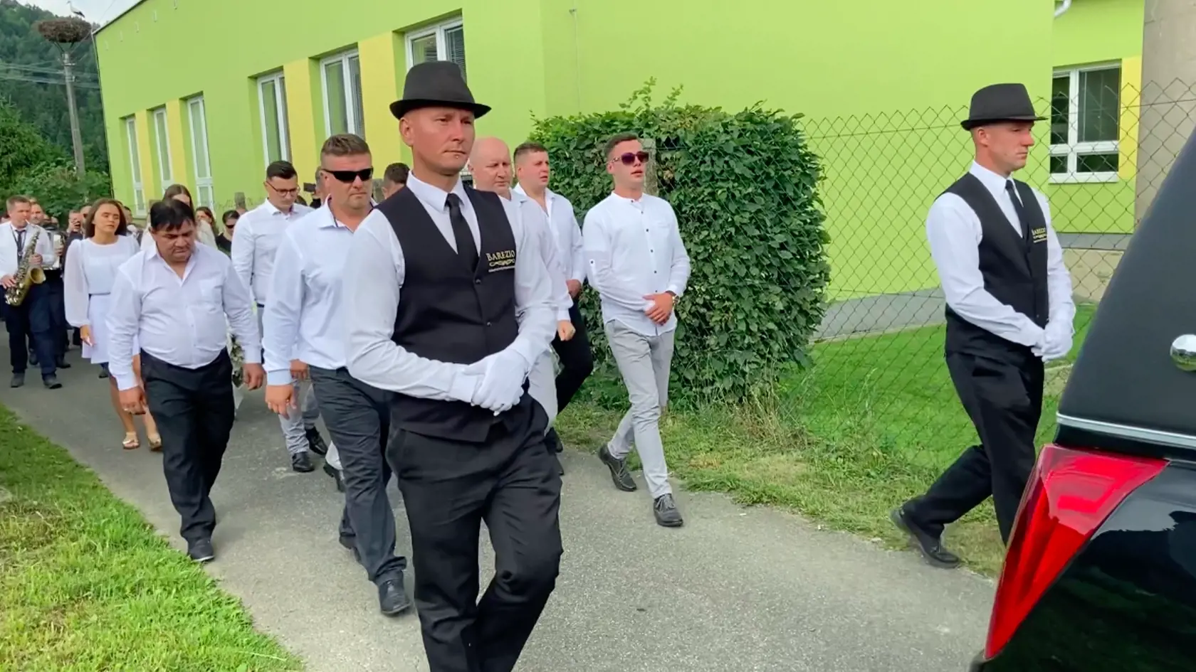 Smútoční hostia kráčali v sprievod za pohrebným autom na cintorín, ako prví šli spoluhráči zosnulého, za nimi príbuzní.
