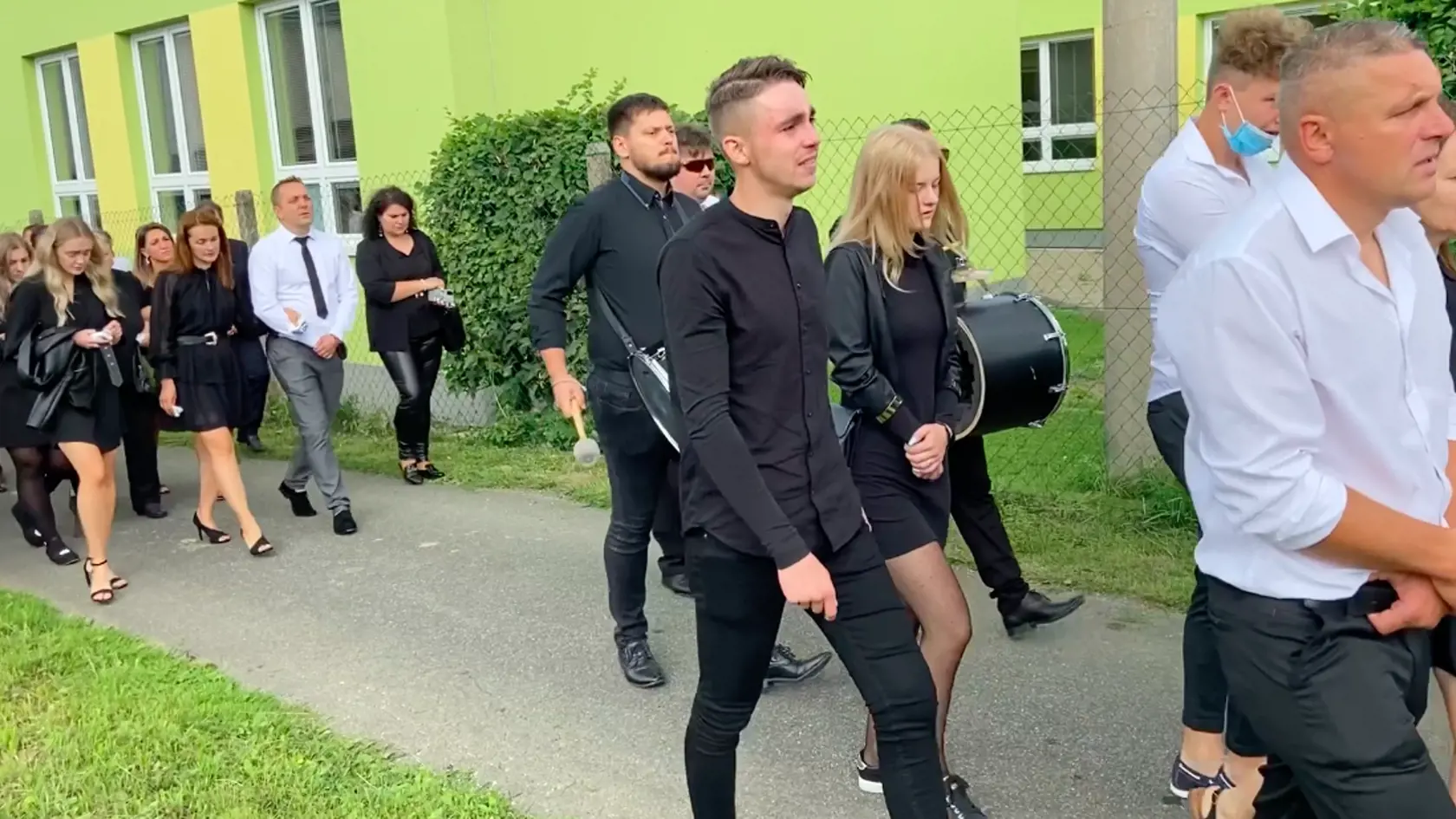 V bielej košeli kráčali v sprievode aj bratia nebohého - na fotke v popredí Ján, vzadu Michal, ktorý je zároveň aj starostom obce Čirč (okres Stará Ľubovňa).