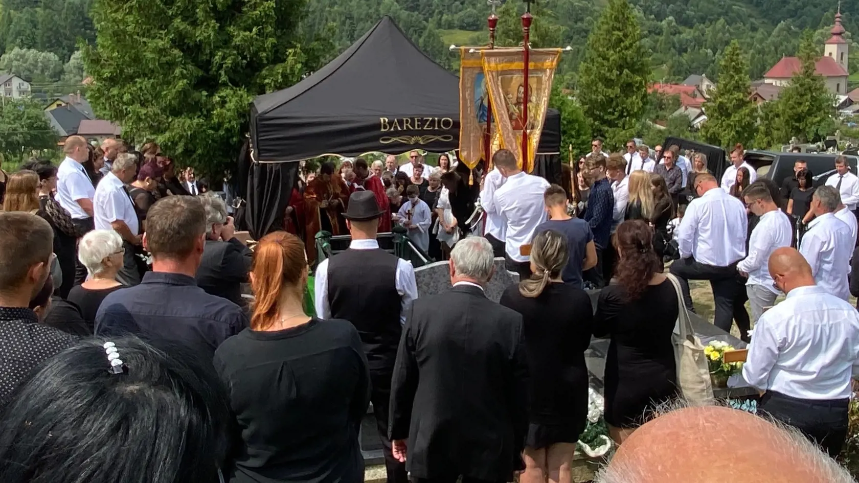 Nad hrobom zosnulého hudobníka zaznel príhovor jeho najlepšieho kamaráta a kapelník Miroslava Gernáta. Prečítala ho jedna zo speváčok z Dievčenského tria.