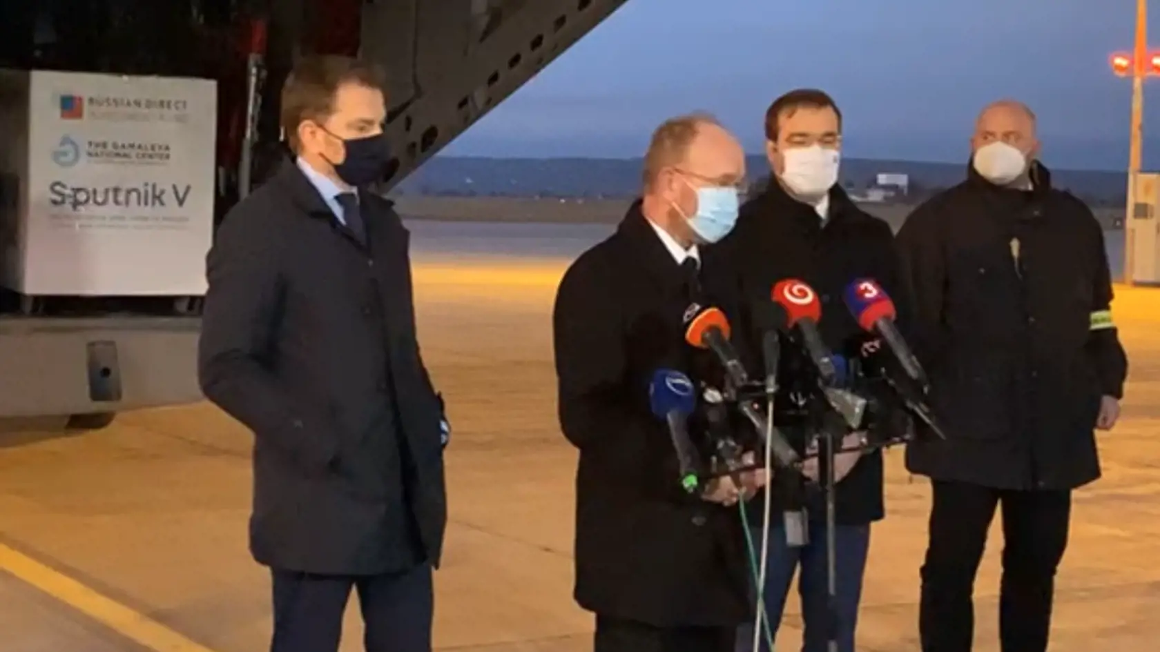 Na Slovensku pristáli prvé dávky ruskej vakcíny Sputnik V.