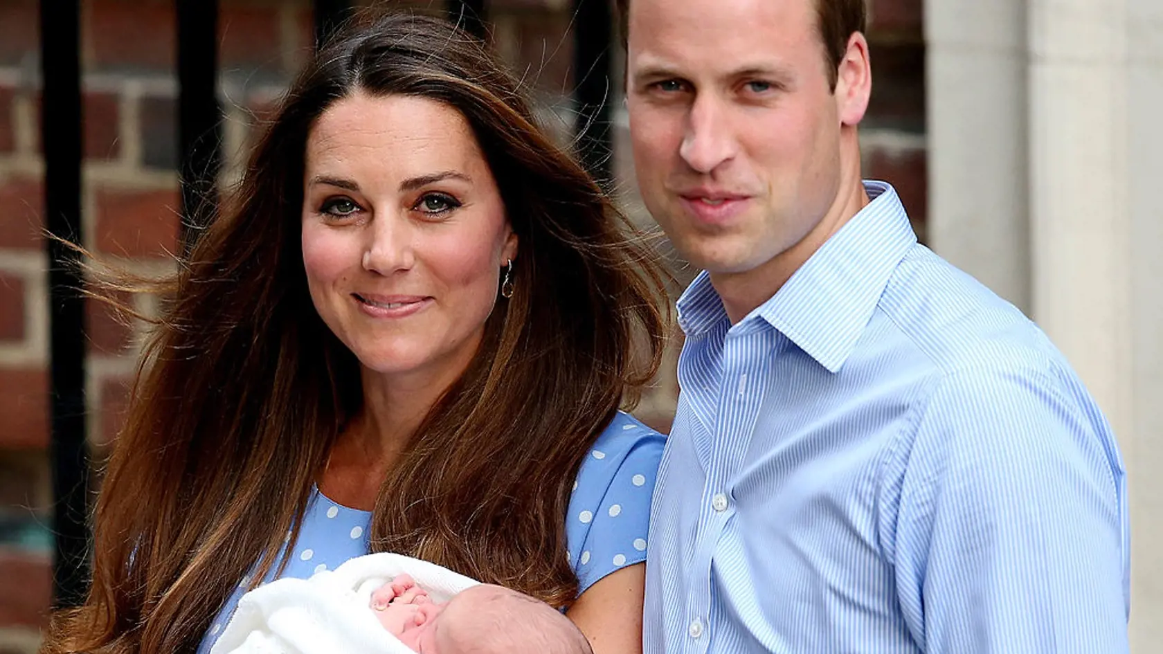 Kate a William s princom Georgeom v roku 2013.