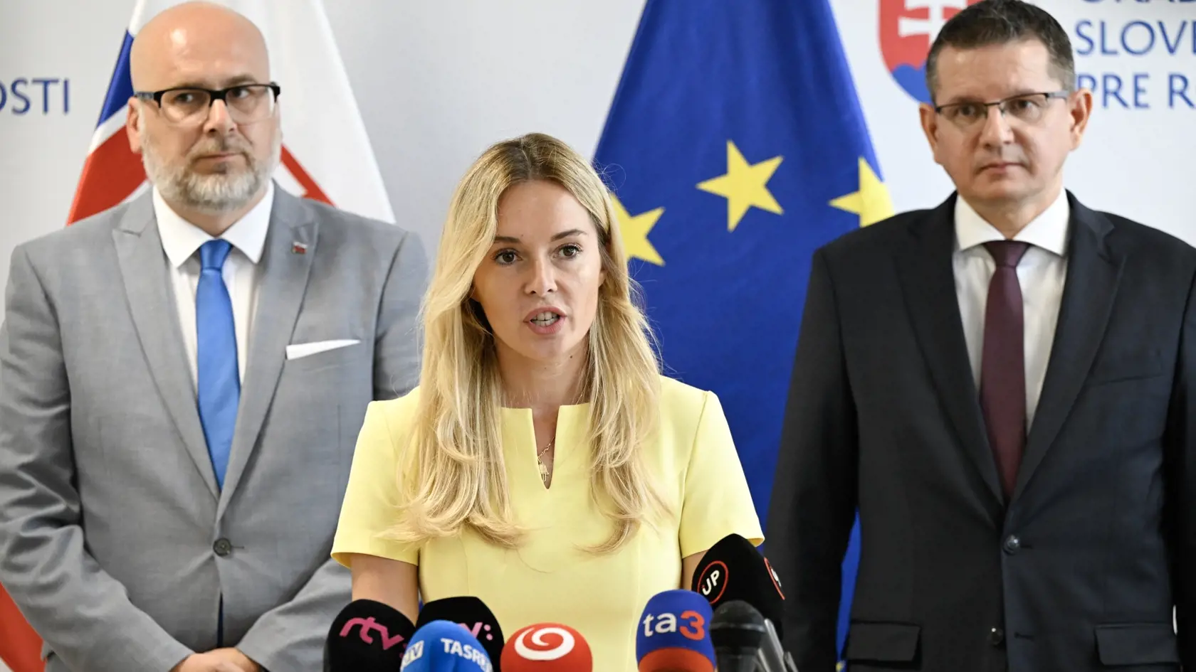 Na snímke uprostred splnomocnenkyňa vlády SR pre rozvoj občianskej spoločnosti Simona Zacharová, vpravo štátny tajomník MV SR Patrik Krauspe a vľavo štátny tajomník MIRRI SR Michal Kaliňák počas tlačovej konferencie pri predstavení agendy Úradu splnomocnenca a štyroch nových národných projektov za viac ako 13 miliónov eur, v pondelok 22. júla 2024 v Bratislave. FOTO TASR - Pavel Neubauer


