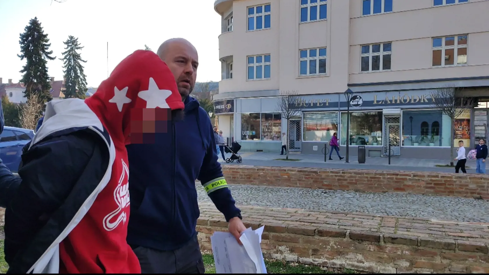 Policajná eskorta privádza na súd v Trnave 15-ročného mladíka, ktorý mal v Piešťanoch dobiť 18-ročného Tomáša teleskopickou palicou.