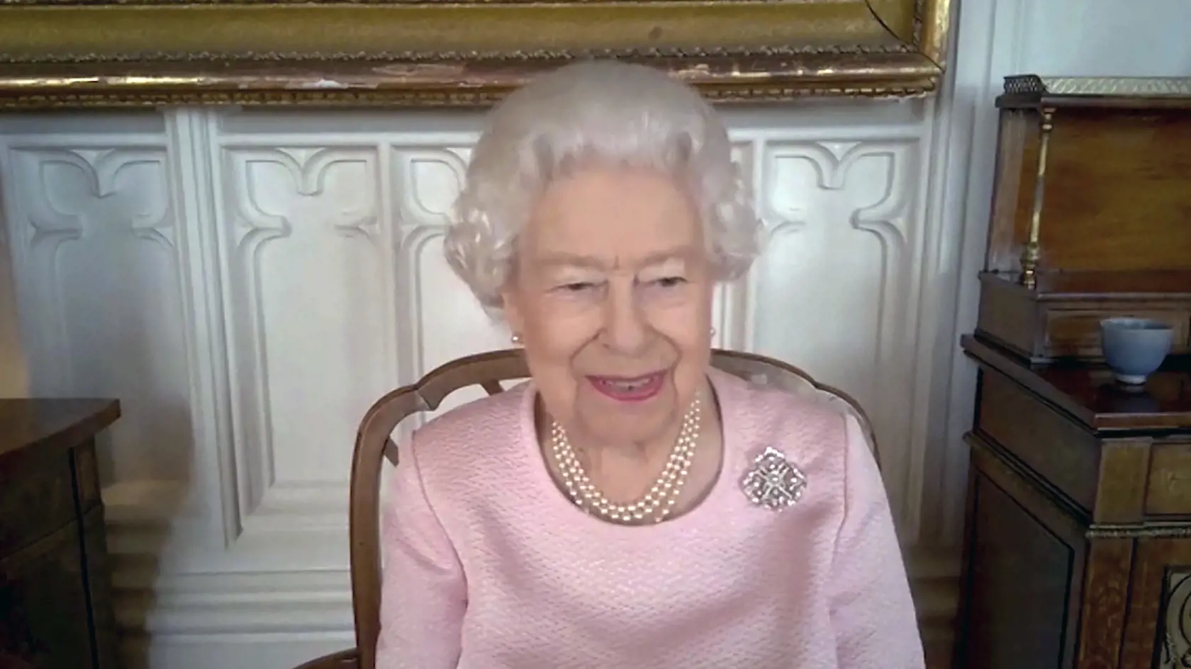 KK24 Windsor - Na snímke z 24. februára 2021 vydanej 2. marca 2021 Buckinghamským palácom britská kráľovná Alžbeta II. počas videohovoru s guvernérom štátu Južná Austrália Hieu Van Leom, premiérom štátu Južná Austrália Stevenom Marshallom a sochárom Robertom Hannafordom na Windsorskom hrade. FOTO TASR/AP
In this photo dated Feb. 24, 2021, and issued Tuesday March 2, 2021, by Buckingham Palace, showing Britain's Queen Elizabeth II, top, at Windsor Castle during a videocall with the Governor of So