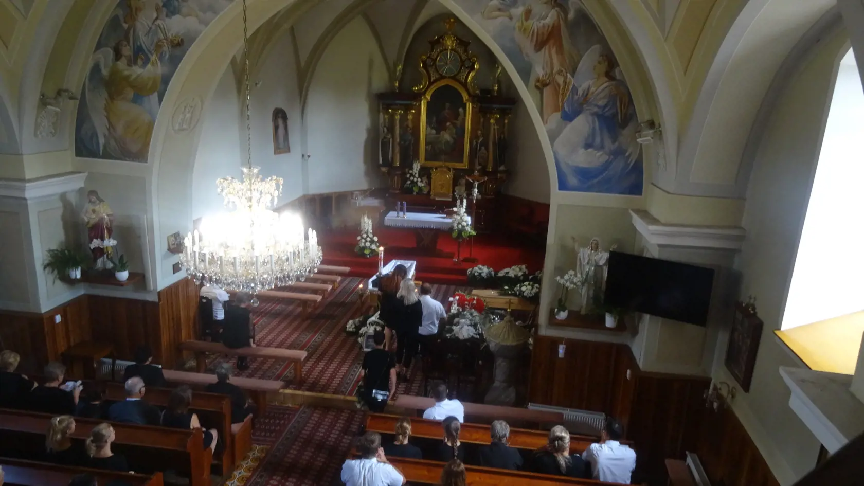 V Bartošovciach panuje zvyk, že sa s nebohými lúčia pri otvorenej truhle. Vypočuli sme si poznámku skupiny žien, že vdova mala nebožtíka nechať radšej v zatvorenej rakve, aby si ho ľudia zapamätali takého ako bol, keďže mal na tele modriny a odreniny po nehode.