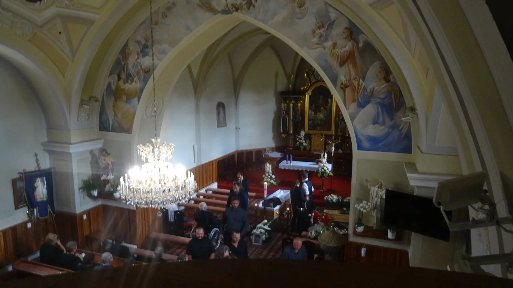 V Bartošovciach sa rozlúčili najbližší, priatelia a známi s podnikateľom Mirom, ktorý zomrel pri zrážke troch troch áut na chorvátskej diaľnici. Pri pohľade na doudierané ostatky sa rozplakali aj silní chlapi.