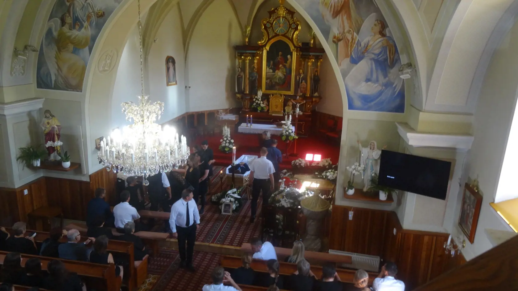 V Bartošovciach panuje zvyk, že sa s nebohými lúčia pri otvorenej truhle.