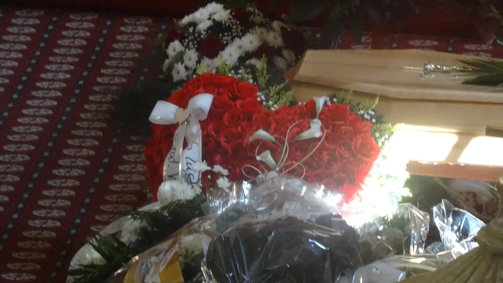 Na mieste kde smútiaci ukladali kvetinové dary na vrchu bolo uložené velikánske srdce z červených ruží.