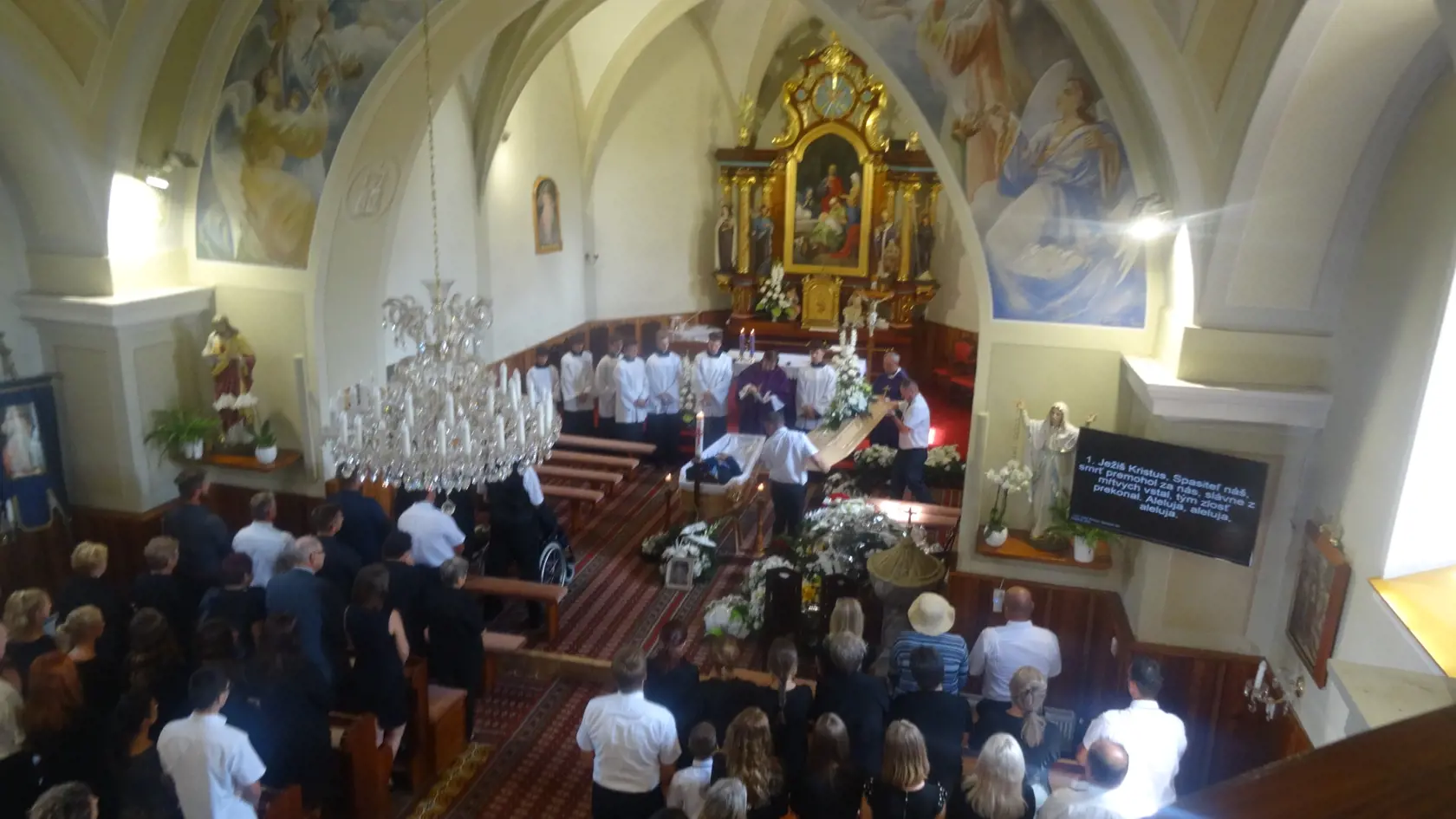 V Bartošovciach sa rozlúčili najbližší, priatelia a známi s podnikateľom Mirom, ktorý zomrel pri zrážke troch troch áut na chorvátskej diaľnici.