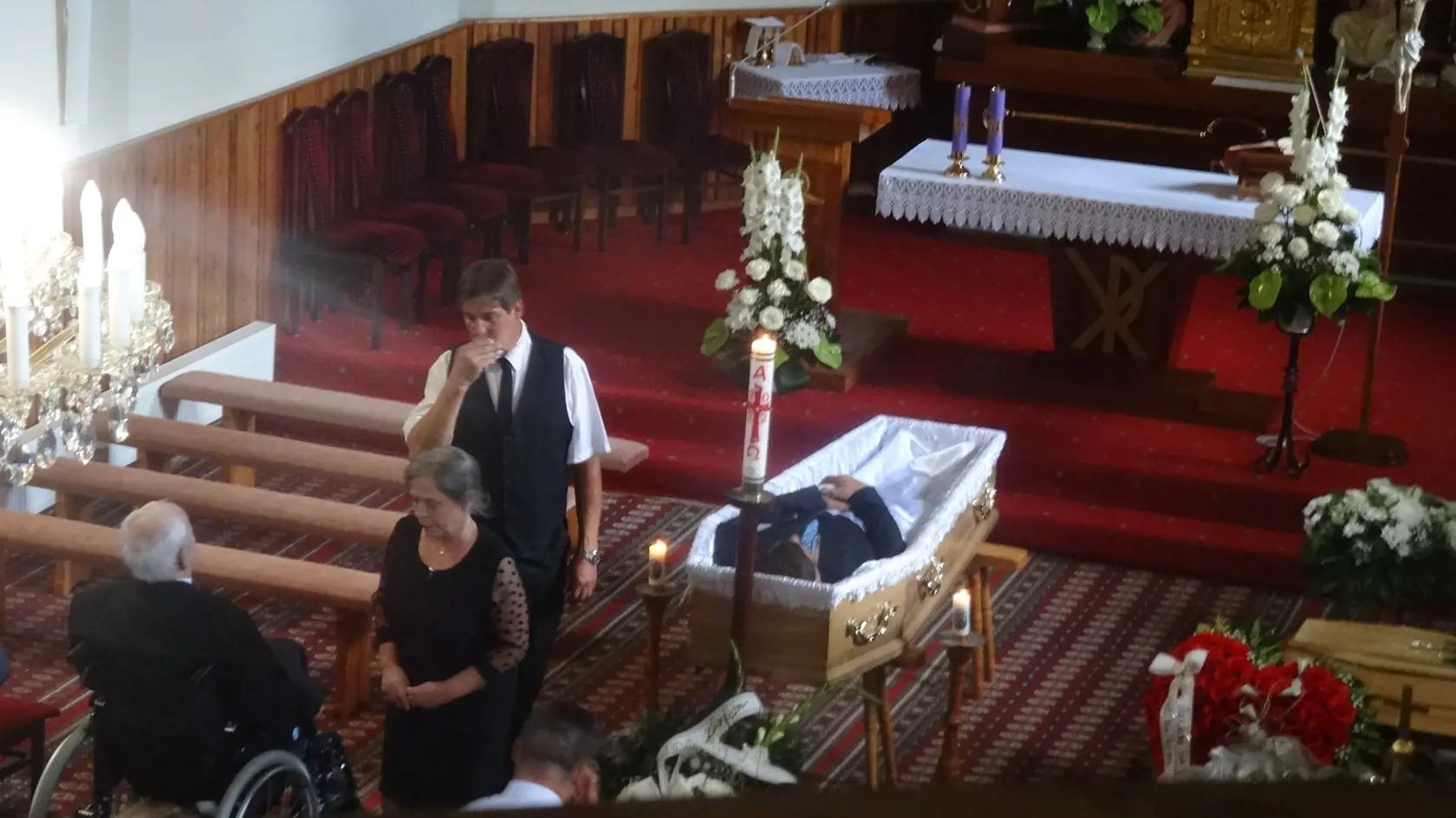 V Bartošovciach panuje zvyk, že sa s nebohými lúčia pri otvorenej truhle. Vypočuli sme si poznámku skupiny žien, že vdova mala nebožtíka nechať radšej v zatvorenej rakve, aby si ho ľudia zapamätali takého ako bol, keďže mal na tele modriny a odreniny po nehode.