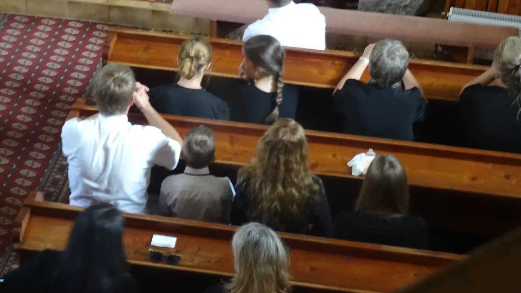 Vdova pôvodne prišla len s dcérou Emkou (vpredu úplne vpravo s vrkočom), Soňa dorazila až oveľa neskôr. Domáci tvrdili, že preto, lebo druhú z dvojčiat smrť otca zasiahla najviac.