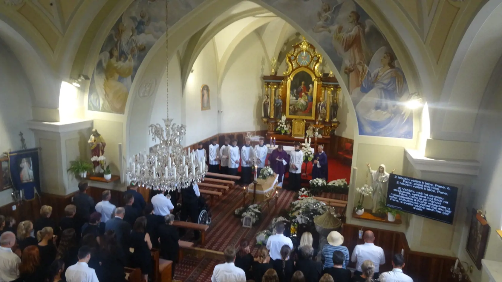 Miestny kňaz sa v rámci kázne prihovoril pozostalým mimoriadne ľudskými slovami zo života. Neboli to odkazy na Písmo ani Bibliu.