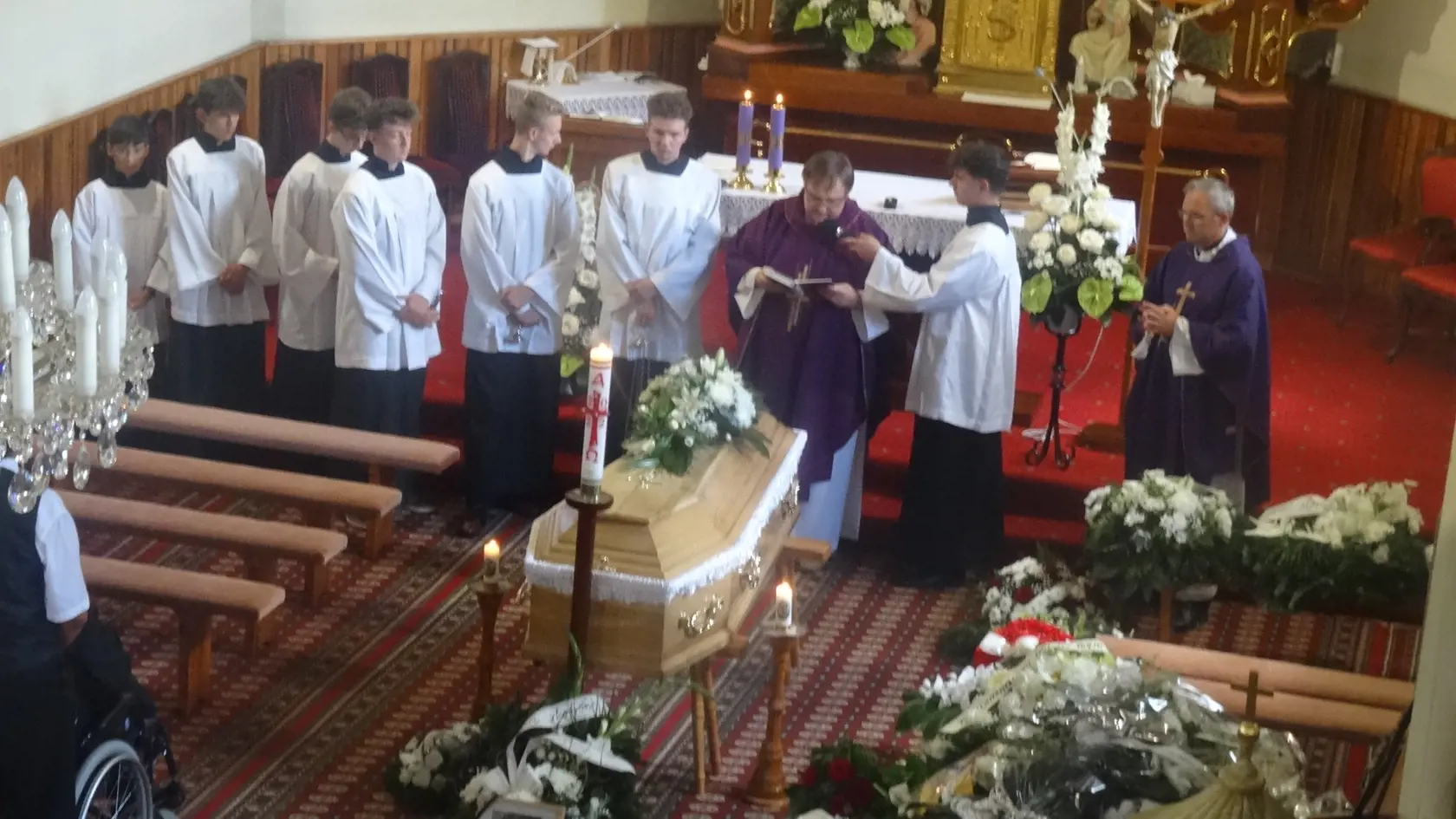 Kňaz, ktorý viedol pohrebné obrady a slúžil zádušnú omšu bol mimoriadne ľudský a utešoval pozostalých krásnymi slovami, plnými lásky.