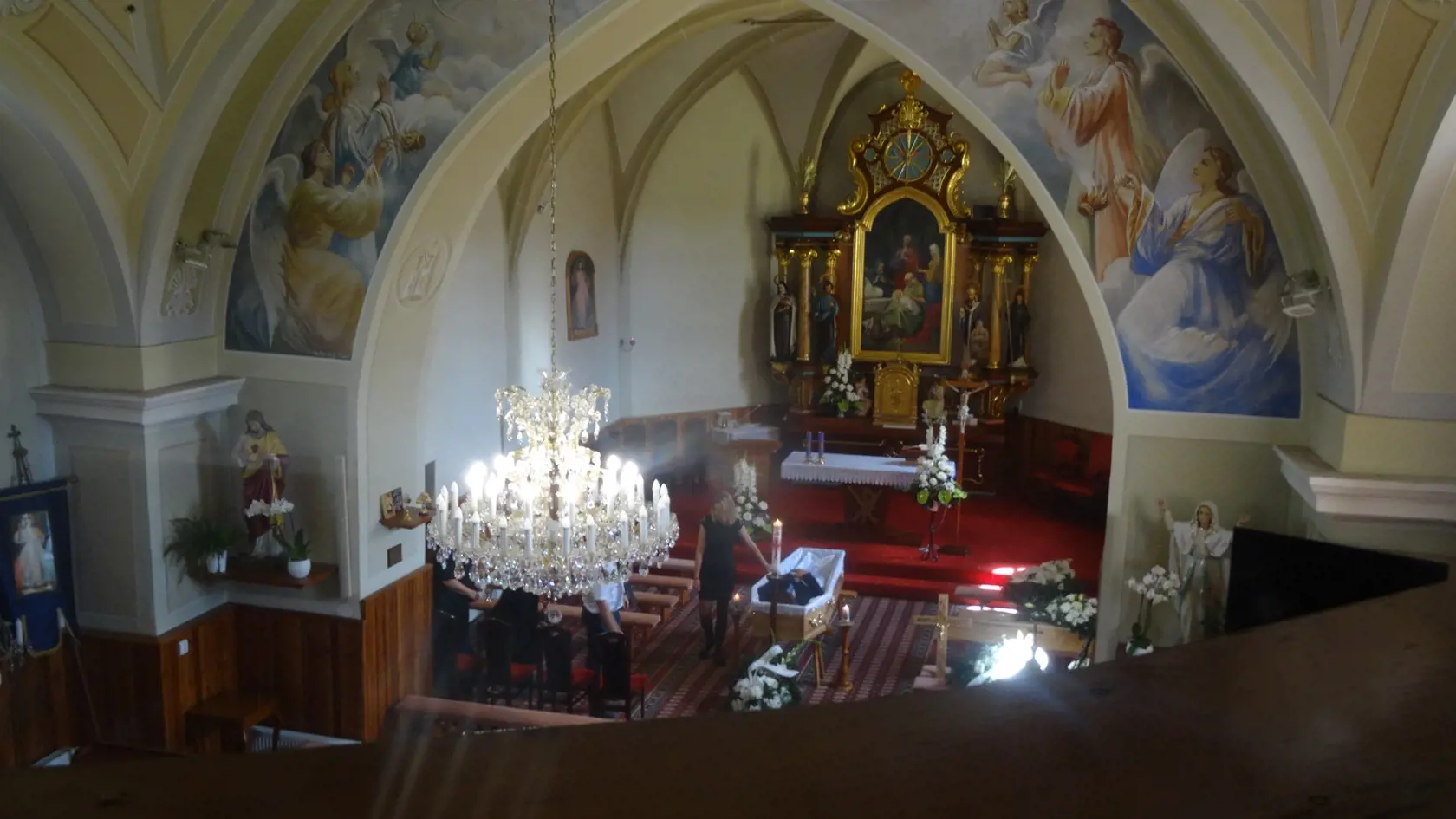 V Bartošovciach sa lúčili najbližší, priatelia a známi s podnikateľom Mirom pri otvorenej truhle.