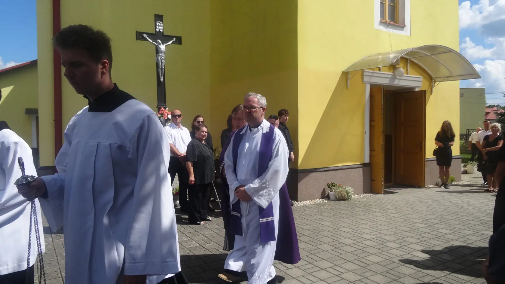 V čele smútočného sprievodu kráčal muž so zástavou a miništrant s krížom a za ním najbližšia rodina.
