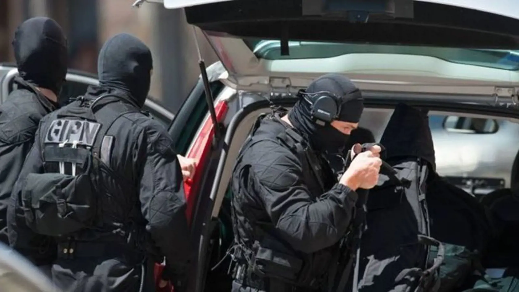 Podľa českých policajtov sa novinári Doležal a Plesl z Reflexu dopustili trestného činu šírenia toxikománie.