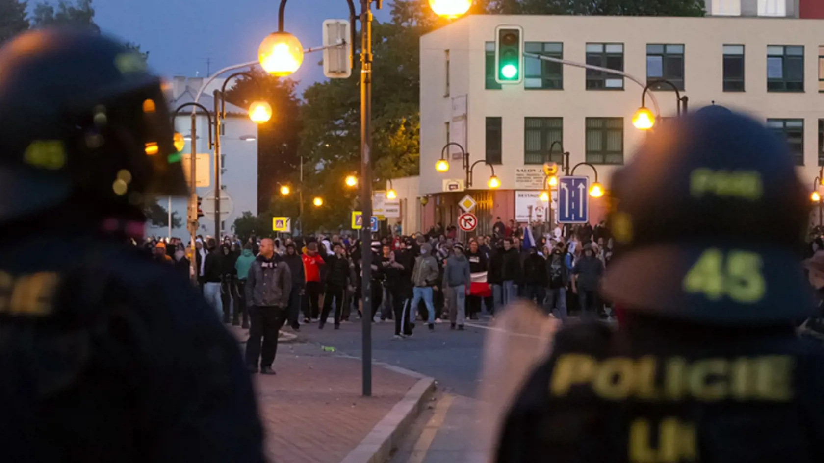 Agresia na radikálnych protestoch v Česku stúpa.