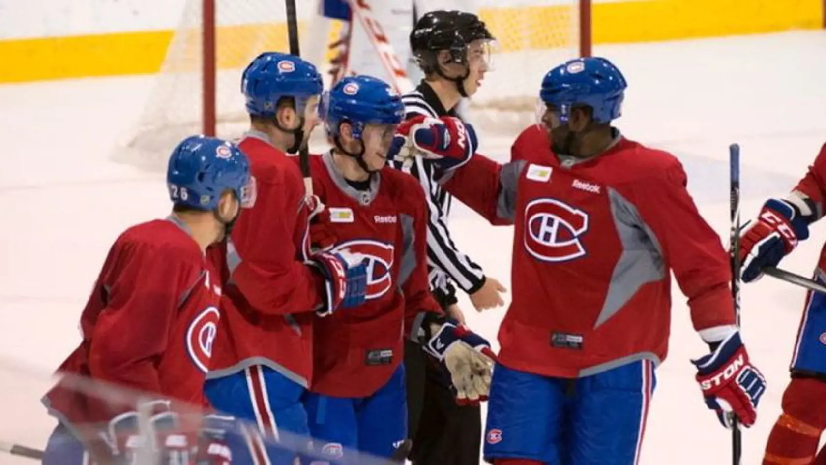 RADOSŤ: Martinovi gratulujú spoluhráči - Subban, držiteľ Norris Trophy (vpravo).