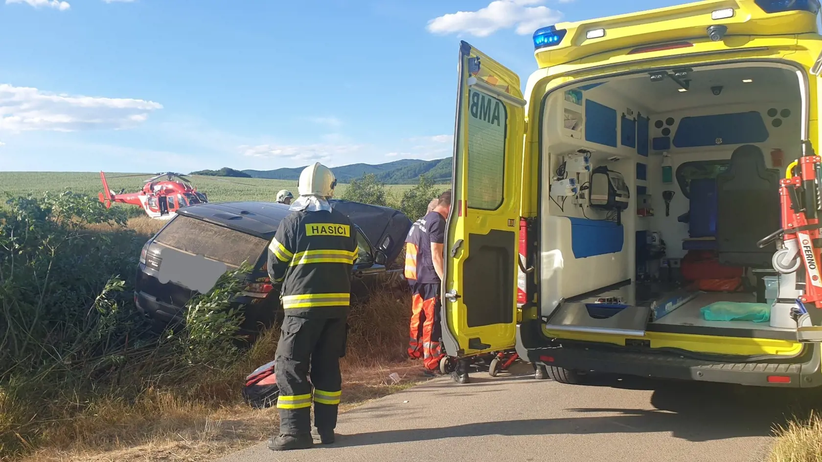 Na miesto nehody vyrazili aj leteckí záchranári. Dvom mužom aj napriek obrovskej snahe už nedokázali pomôcť.