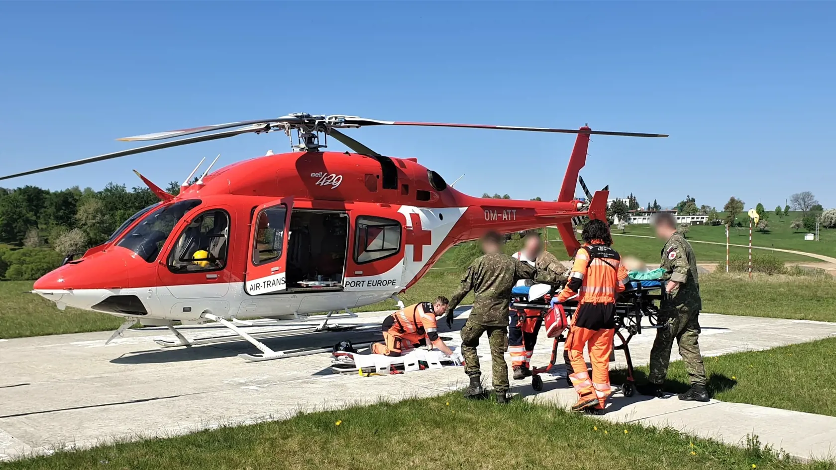 Leteckí záchranári odvážajú zraneného policajta.
