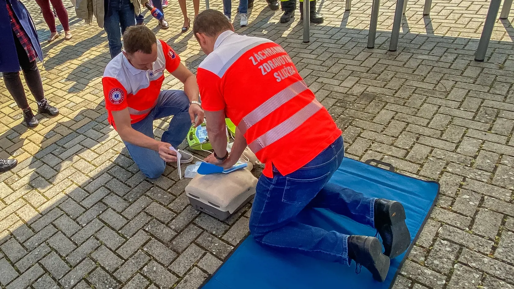 Záchranári demonštrujú používanie AED.