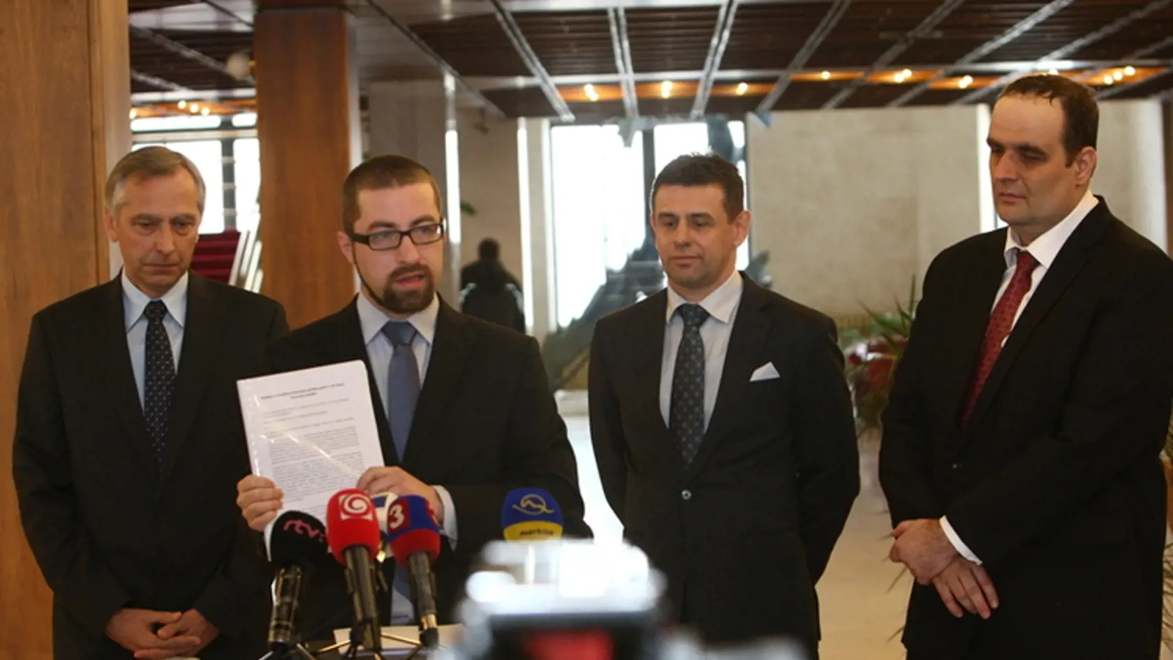 Opozícii sa nepáči, že premiér Fico ušiel pred vysvetľovaním kauzy kúpy SPP.