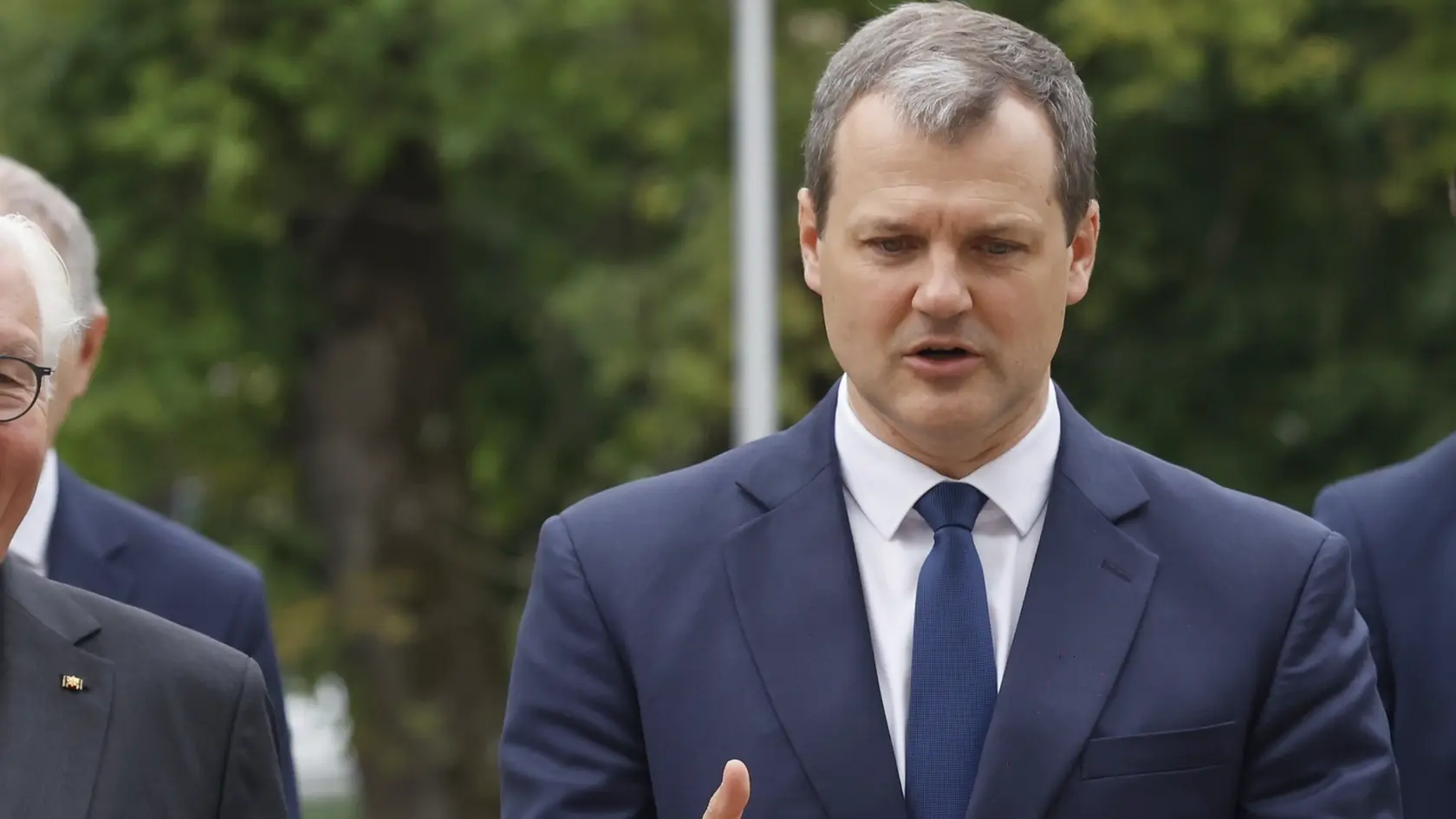 Litovská strana Zväz demokratov - V mene Litvy (DSVL) v stredu pohrozila vystúpením z vládnej koalície, ak súčasný premiér a šéf najväčšej koaličnej strany sociálnych demokratov (LSDP) Gintautas Paluckas neodstúpi do 18. augusta.