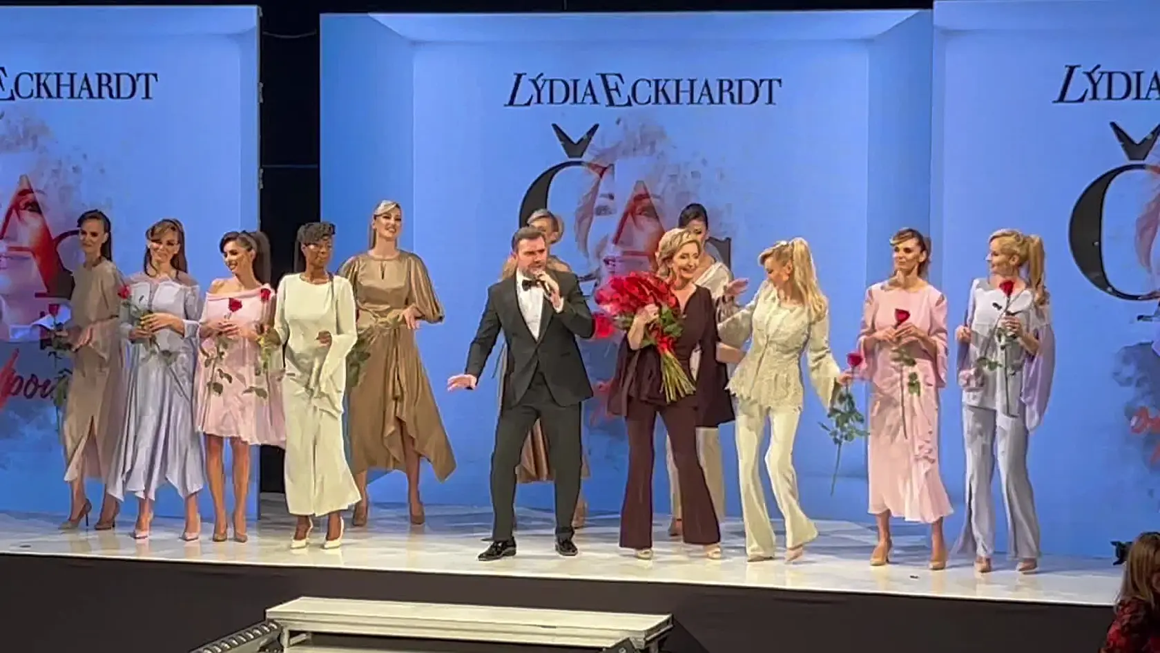 Lýdia Eckhardt predviedla skvelú šou. Na záver sa dokonca aj na pódiu tancovalo - na pesničku od legendy Karola Duchoňa v podaní speváka Martina Gyimesiho.