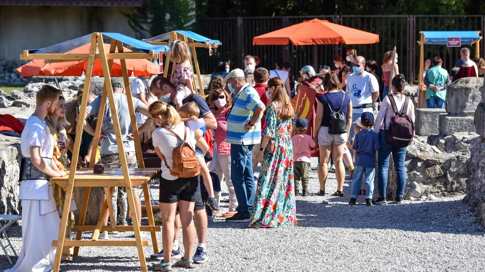Snímka z 24. ročníka celodennej zážitkovo-vzdelávacej súťaže Rímske hry v exteriéroch antického náleziska Gerulata v bratislavských Rusovciach 11. septembra 2021. Témou podujatia je tento rok Od aurea po as/ O peniazoch v rímskom cisárstve.  FOTO TASR - Pavol Zachar