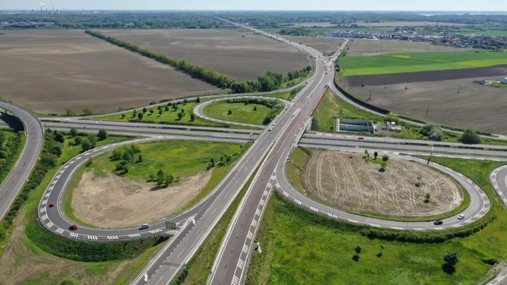 Pohľad na križovatku Bratislava-Jarovce a východným smerom v smere pohľadu po novom úseku D4 ku križovatke Bratislava-Petržalka (Rusovce)