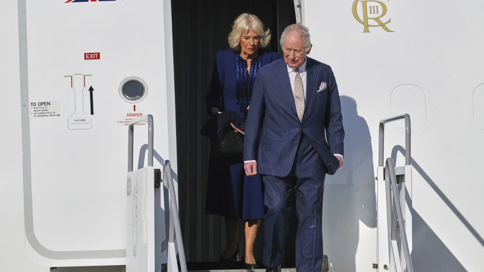 Britský kráľ Karol III. s manželkou Kamilou pristáli na rímskom letisku Ciampino.