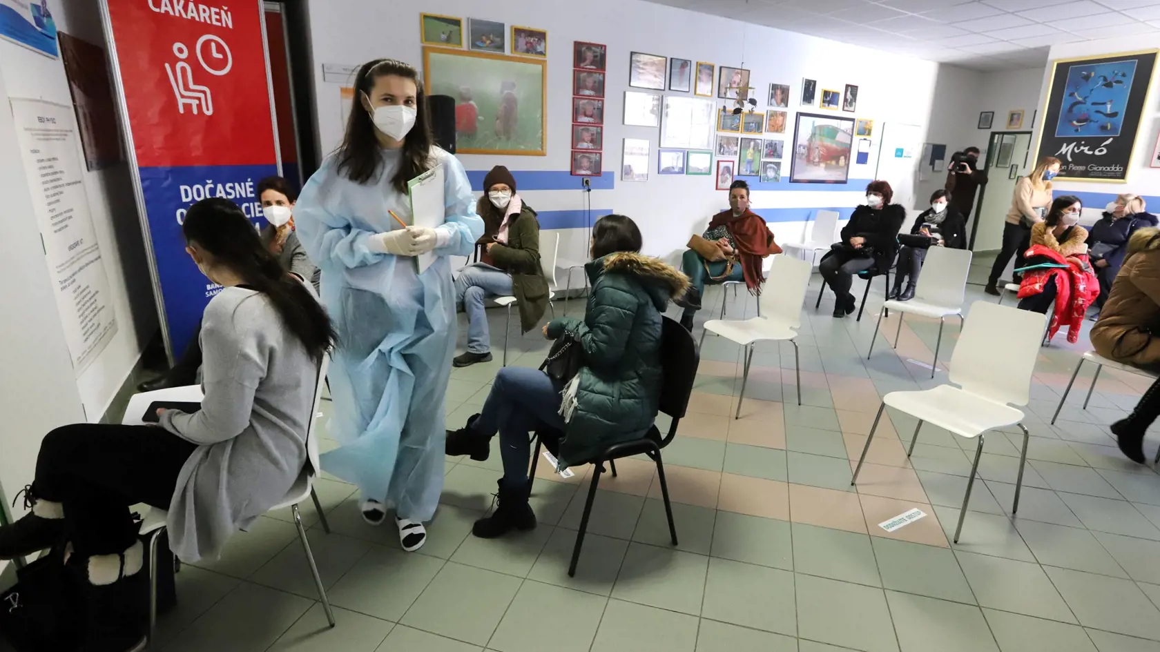 Na banskobystrických sídliskách Sásová a Fončorda je možnosť dať sa v sobotu zaočkovať proti ochoreniu COVID-19. Dve výjazdové mobilné jednotky očkujú ľudí v telocvični bývalej Základnej školy (ZŠ) na Tatranskej ulici alebo vo vstupnej hale ZŠ Moskovská od 9.00 do 16.00 h.