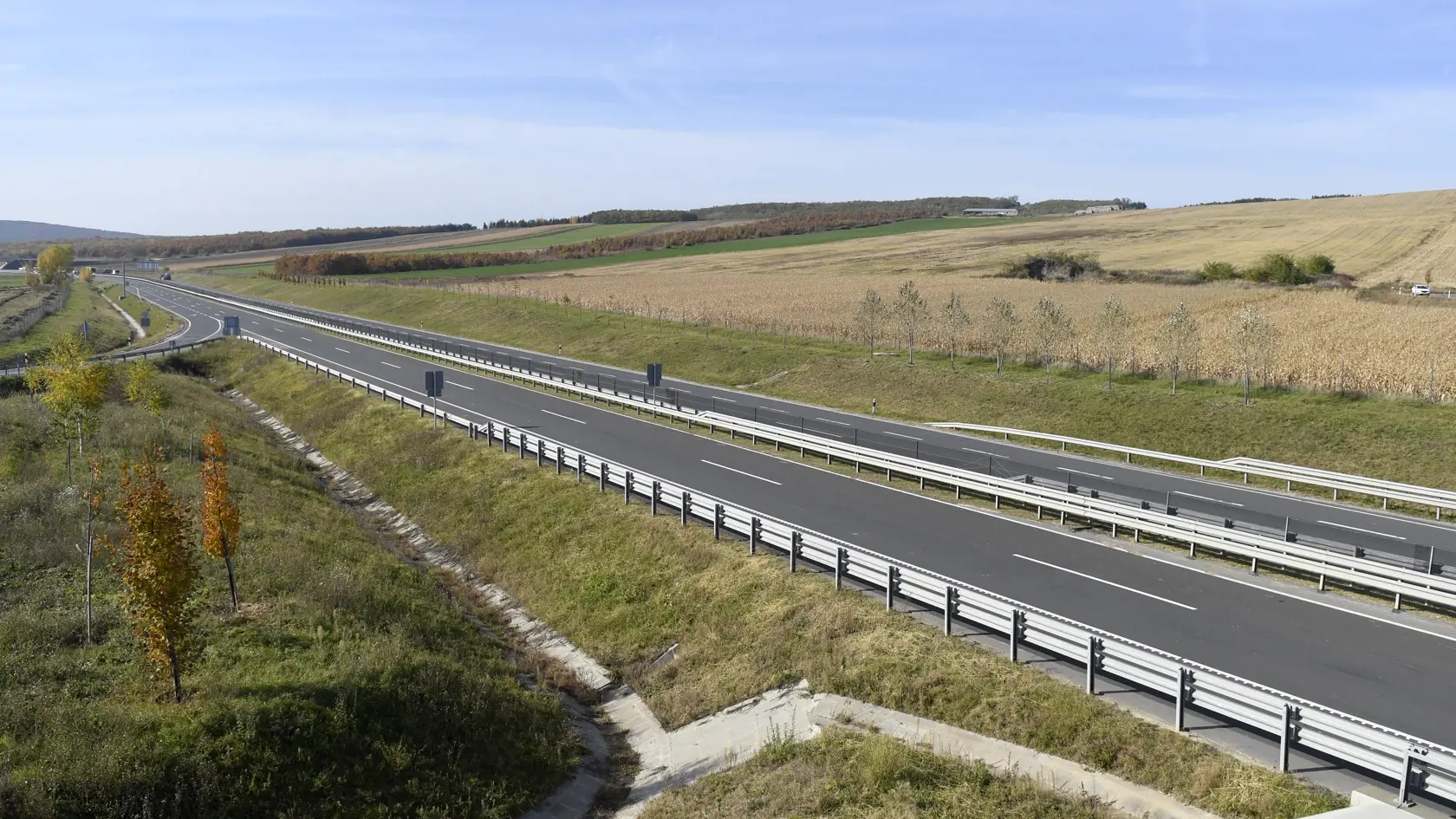 Na východe Maďarska otvorili v utorok 26. októbra 2021 úsek diaľnice M30, spájajúcu Miškovec s maďarsko-slovenským hraničným priechodom v Tornyosnémeti. Snímka z diaľnice M30 od Miškovca po maďarsko-slovenský hraničný priechod v Tornyosnémeti. FOTO TASR – František Iván