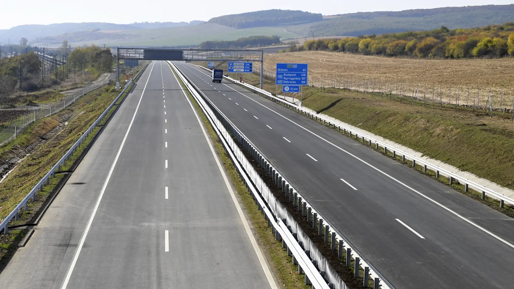 Na východe Maďarska otvorili v utorok 26. októbra 2021 úsek diaľnice M30, spájajúcu Miškovec s maďarsko-slovenským hraničným priechodom v Tornyosnémeti. Snímka z diaľnice M30 od Miškovca po maďarsko-slovenský hraničný priechod v Tornyosnémeti. FOTO TASR – František Iván