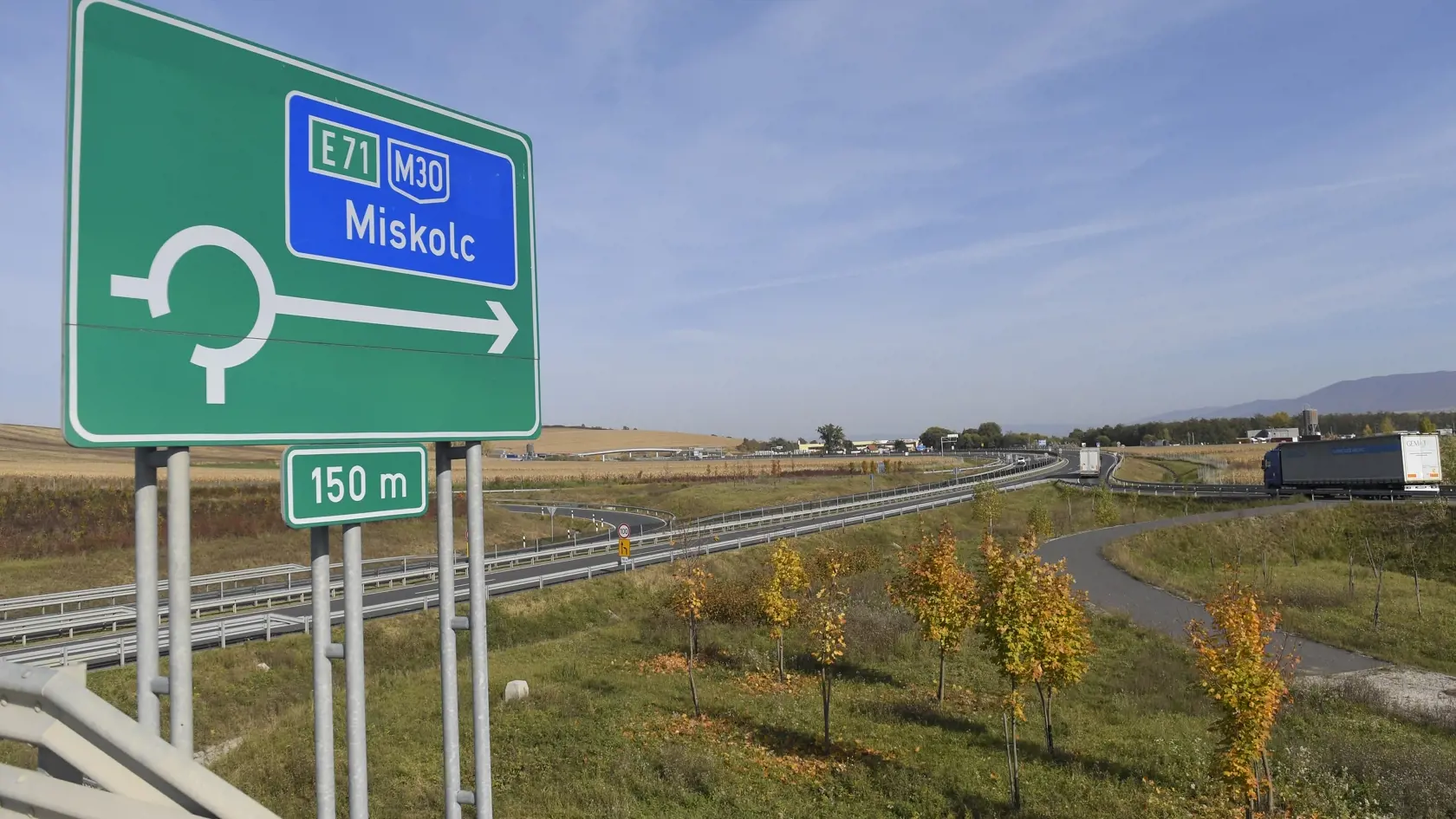 Na východe Maďarska otvorili v utorok 26. októbra 2021 úsek diaľnice M30, spájajúcu Miškovec s maďarsko-slovenským hraničným priechodom v Tornyosnémeti. Snímka z diaľnice M30 od Miškovca po maďarsko-slovenský hraničný priechod v Tornyosnémeti. FOTO TASR – František Iván