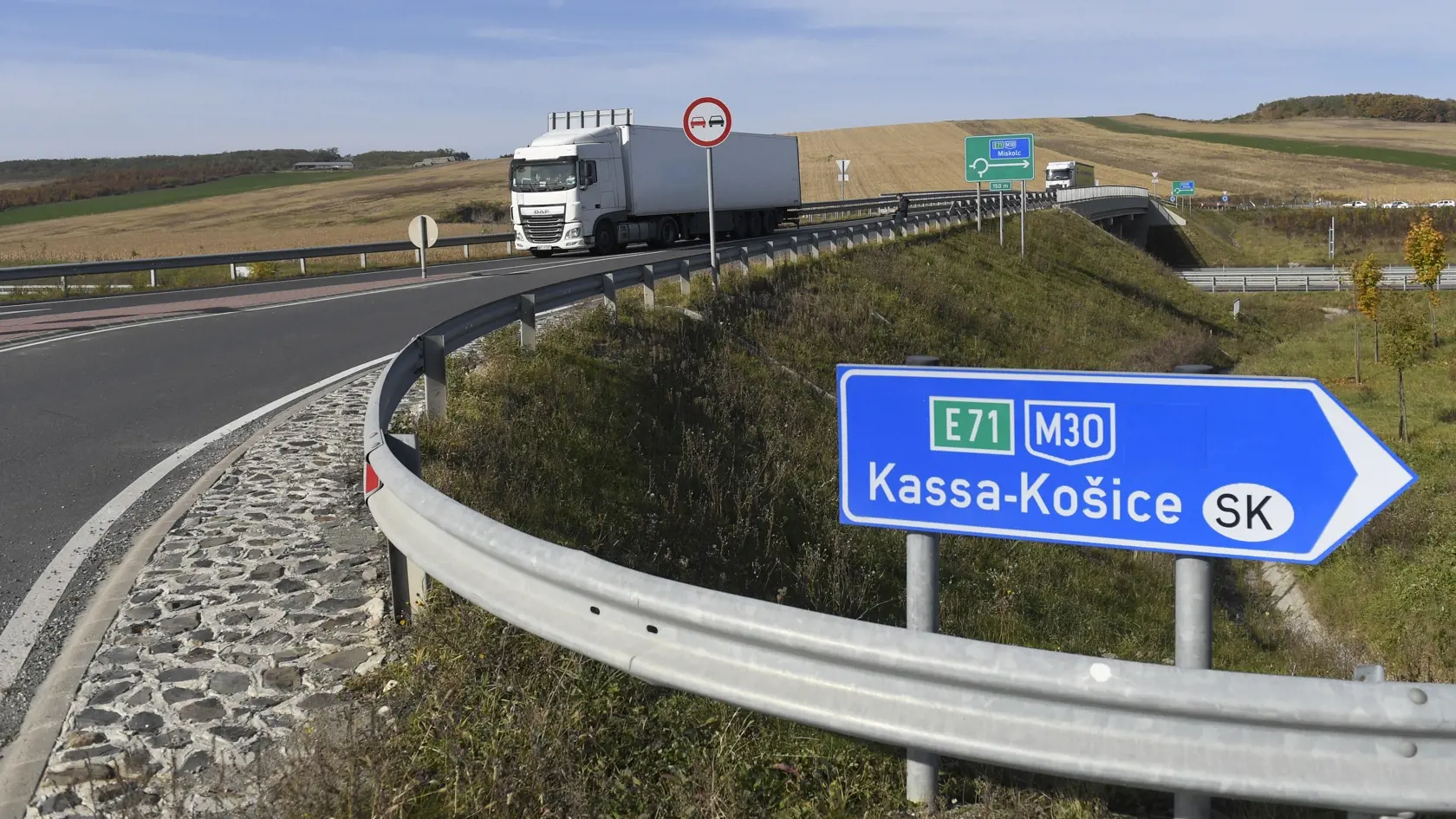 Na východe Maďarska otvorili v utorok 26. októbra 2021 úsek diaľnice M30, spájajúcu Miškovec s maďarsko-slovenským hraničným priechodom v Tornyosnémeti. Snímka z diaľnice M30 od Miškovca po maďarsko-slovenský hraničný priechod v Tornyosnémeti. FOTO TASR – František Iván
