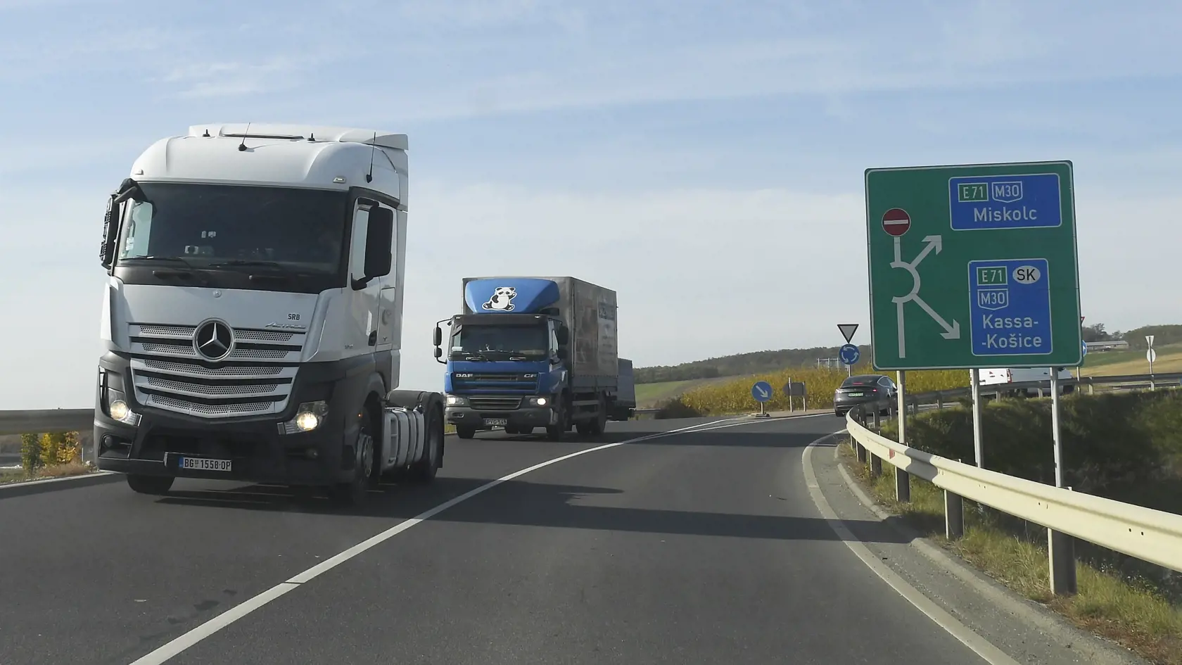Na východe Maďarska otvorili v utorok 26. októbra 2021 úsek diaľnice M30, spájajúcu Miškovec s maďarsko-slovenským hraničným priechodom v Tornyosnémeti. Snímka z diaľnice M30 od Miškovca po maďarsko-slovenský hraničný priechod v Tornyosnémeti. FOTO TASR – František Iván