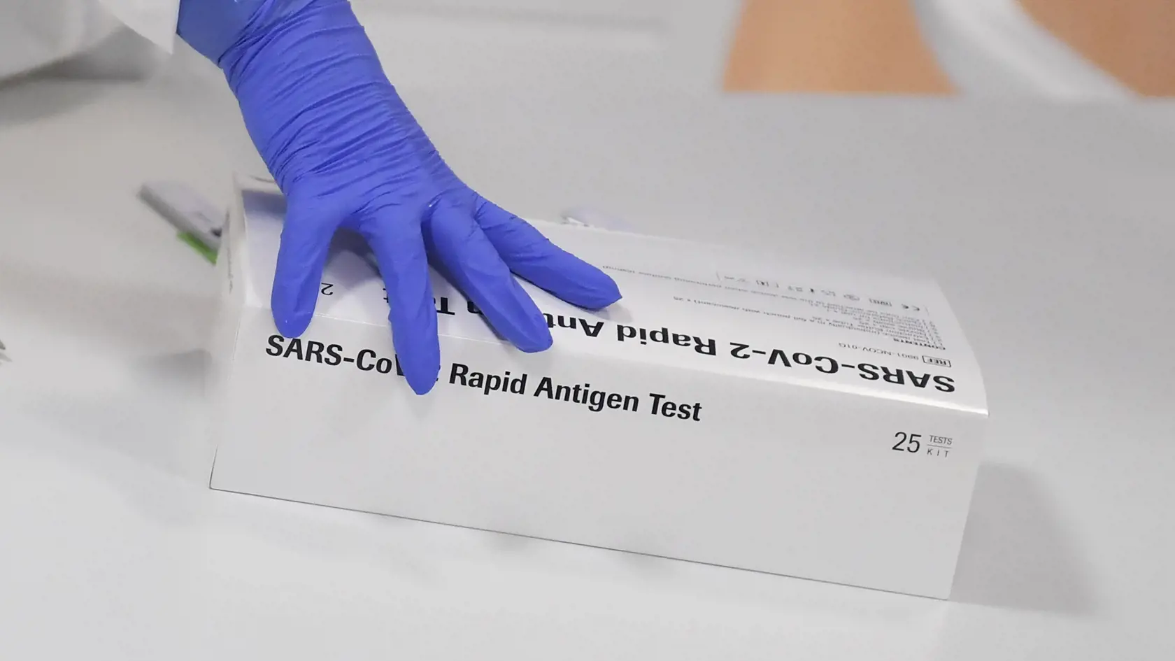 Potvrdenie o negatívnom teste na ochorenie COVID-19 pre cestu do práce sa na Slovensku vyžaduje od stredy 10. februára. Periodicita testovania závisí od epidemiologickej situácie regiónu. Vyplýva to z vyhlášky z Úradu verejného zdravotníctva (ÚVZ) SR, ktorou sa nariaďujú opatrenia pri ohrození verejného zdravia k režimu vstupu osôb do priestorov prevádzok a priestorov zamestnávateľa. Na snímke odberné miesto na antigénové testovanie na magistráte v Košiciach 10. februára 2021, kde dnes testovali