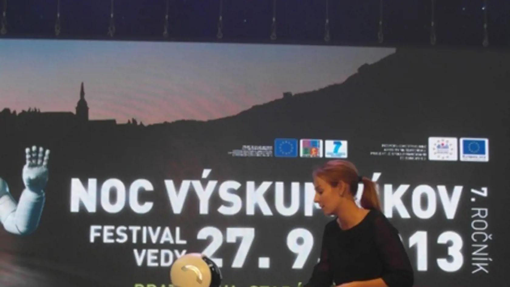 Zaujal každého!  Inteligentný robot  ASIMO sa predviedol na  festivale Noc výskumníkov  v Bratislave.