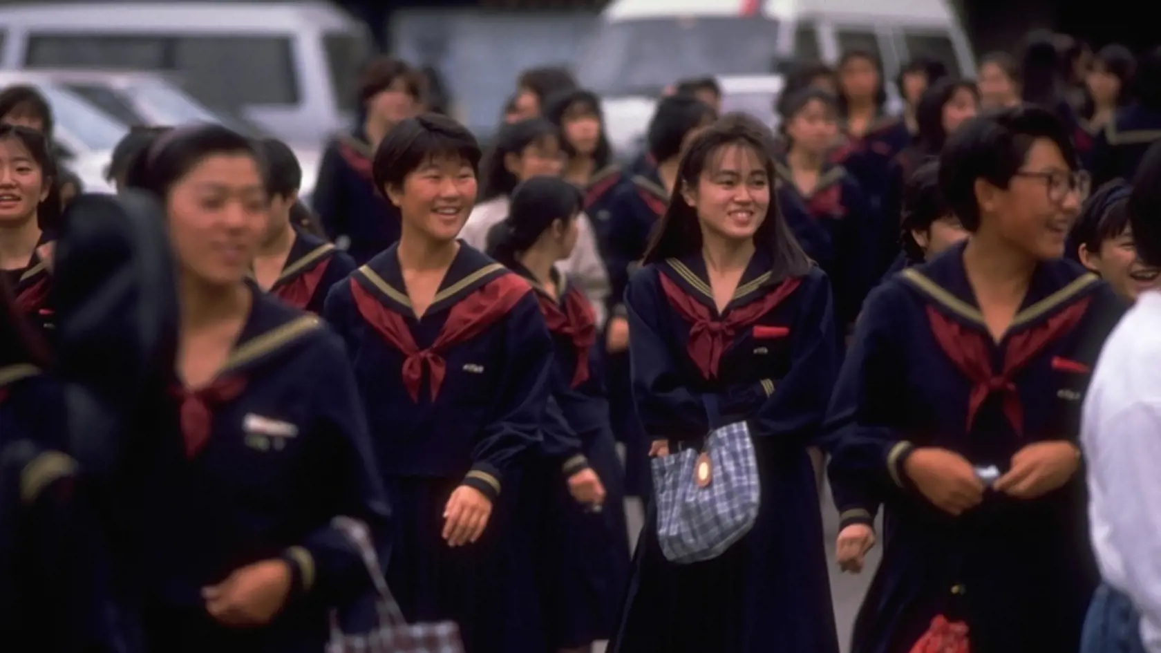 Útočník kradne japonským školáčkam ponožky.